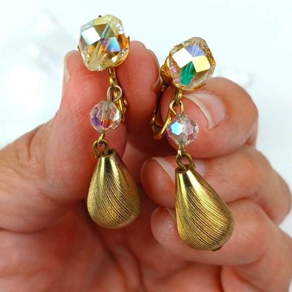 Vintage Style Gold Tone Crystal Like Glamorous Clip-on Earrings - Picture 4 of 10